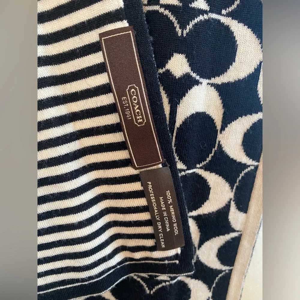Coach Scarf 🧣 Like New - Picture 4 of 4